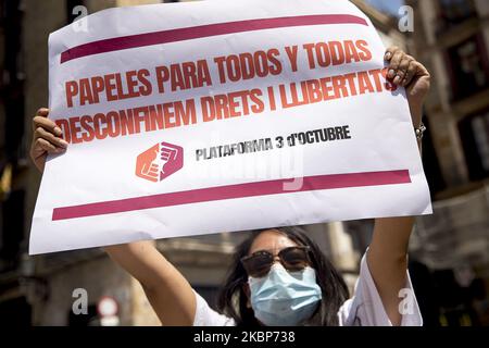 Des représentants des syndicats, des mouvements sociaux et des organisations indépendantistes catalans se réunissent à la Plaça de Sant Jaume à Barcelone, contrairement à ce qu'ils considèrent comme une série de coupes sociales dans l'état d'urgence appliquées par l'État pendant la crise du coronavirus - Covid-19, à Barcelone, Catalogne, Espagne, sur 23 mai, 2020. (Photo d'Albert Llop/NurPhoto) Banque D'Images