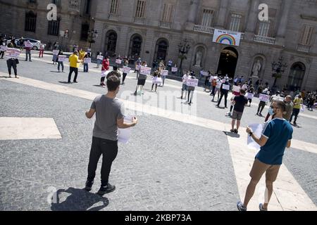 Des représentants des syndicats, des mouvements sociaux et des organisations indépendantistes catalans se réunissent à la Plaça de Sant Jaume à Barcelone, contrairement à ce qu'ils considèrent comme une série de coupes sociales dans l'état d'urgence appliquées par l'État pendant la crise du coronavirus - Covid-19, à Barcelone, Catalogne, Espagne, sur 23 mai, 2020. (Photo d'Albert Llop/NurPhoto) Banque D'Images