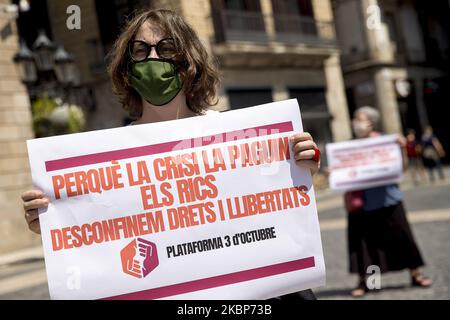 Des représentants des syndicats, des mouvements sociaux et des organisations indépendantistes catalans se réunissent à la Plaça de Sant Jaume à Barcelone, contrairement à ce qu'ils considèrent comme une série de coupes sociales dans l'état d'urgence appliquées par l'État pendant la crise du coronavirus - Covid-19, à Barcelone, Catalogne, Espagne, sur 23 mai, 2020. (Photo d'Albert Llop/NurPhoto) Banque D'Images