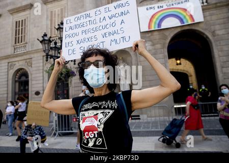 Des représentants des syndicats, des mouvements sociaux et des organisations indépendantistes catalans se réunissent à la Plaça de Sant Jaume à Barcelone, contrairement à ce qu'ils considèrent comme une série de coupes sociales dans l'état d'urgence appliquées par l'État pendant la crise du coronavirus - Covid-19, à Barcelone, Catalogne, Espagne, sur 23 mai, 2020. (Photo d'Albert Llop/NurPhoto) Banque D'Images