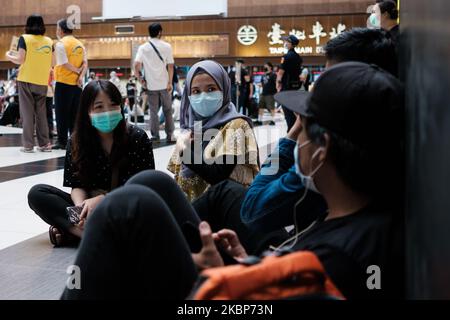 Les Taïwanais et les Asiatiques du Sud-est dialoguent et protestent ensemble contre la proposition d'interdiction de l'EMR lors d'une action de protestation à la gare centrale de Taipei sur 23 mai 2020 à Tapei, Taïwan. (Photo par Jose Lopes Amaral/NurPhoto) Banque D'Images