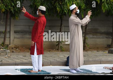 Les adeptes musulmans portant un masque facial prennent les photos à la fin du mois sacré du Ramadan (Eid al-Fitr) à la mosquée de la Fondation Centre islamique de Thaïlande, pendant la récupération lente de l'épidémie de coronavirus (Covid-19) en Thaïlande sur 24 mai 2020 à Bangkok, en Thaïlande. (Photo de Vachira Vachira/NurPhoto) Banque D'Images