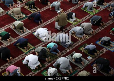 Les Palestiniens portant un masque effectuent des prières d'Eid al-Fitr marquant la fin du Saint mois de jeûne du Ramadan, en raison de préoccupations quant à la propagation de la maladie du coronavirus (COVID-19), dans une mosquée de la ville de Gaza, à 24 mai 2020. (Photo de Majdi Fathi/NurPhoto) Banque D'Images