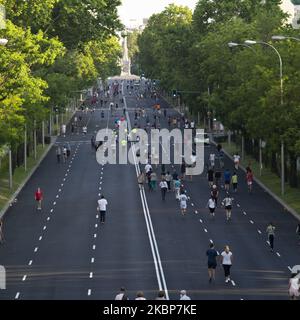 Les passants longent le Paseo de Castellana dans la capitale, l'une des rues piétonnes de Madrid en raison de la distance de sécurité requise par le Covid-19 et qui sera prolongé ce week-end 36 voies ouvertes aux piétons, avec plus de mètres carrés sur le Paseo de la Castellana, Sur 23 mai 2020 à Madrid, Espagne. (Photo par Oscar Gonzalez/NurPhoto) Banque D'Images