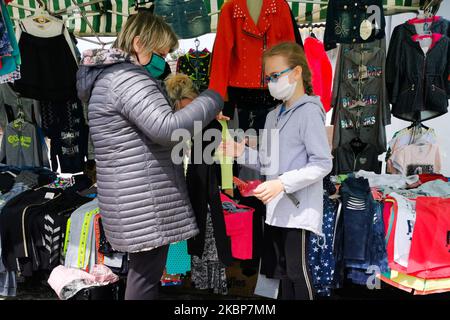 Les gens portent des masques de visage en raison de la propagation du coronavirus tout en faisant des achats sur le marché extérieur à Sedziszow, Pologne, le 23rd mai, 2020. Chaque samedi, un marché en plein air se déroule à Sedziszow, une petite ville de Swietokrzyskie Voivodeship, à 70km km de Cracovie. Comme les restrictions de verrouillage des coronavirus se sont assouplies, les vendeurs ont été autorisés à rouvrir leurs étals du marché. (Photo de Beata Zawrzel/NurPhoto) Banque D'Images