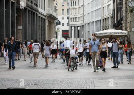 Vue générale du Corso Vittorio Emanuele à Milan le week-end à Milan sur 23 mai 2020 à Milan, Italie. Restaurants, bars, cafés, coiffeurs et autres magasins ont rouvert, sous réserve de mesures de distanciation sociale, après plus de deux mois d'un confinement national visant à freiner la propagation de Covid-19 (photo de Mairo Cinquetti/NurPhoto) Banque D'Images