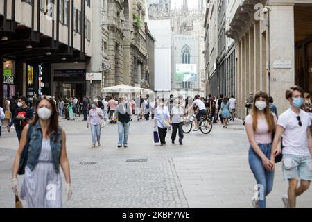 Vue générale du Corso Vittorio Emanuele à Milan le week-end à Milan sur 23 mai 2020 à Milan, Italie. Restaurants, bars, cafés, coiffeurs et autres magasins ont rouvert, sous réserve de mesures de distanciation sociale, après plus de deux mois d'un confinement national visant à freiner la propagation de Covid-19 (photo de Mairo Cinquetti/NurPhoto) Banque D'Images