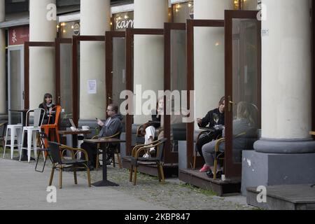 On voit des gens dans un café récemment rouvert sur Plac Zbawiciela dans le centre de Varsovie, en Pologne, sur 18 mai 2020. Sur 18 mai, le pays est entré dans la troisième phase de limitation des restrictions de quarantaine avec l'ouverture de cafés, bars, restaurants et coiffeurs. (Photo de Jaap Arriens/NurPhoto) Banque D'Images