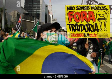 Les partisans du Président du Brésil, Jair Bolsonaro protestent contre le gouverneur de l'État de Sao Paulo, Joao Doria, sur l'Avenida Paulista, dans la région centrale de la ville de Sao Paulo, sur 24 mai 2020. Le groupe affiche des bannières, des affiches et des utters qui appellent à la réouverture du commerce et contre l'isolement social, proposé par le gouverneur pour contenir la propagation du nouveau coronavirus. 24 mai 2020. (Photo de Fabio Vieira/FotoRua/NurPhoto) Banque D'Images