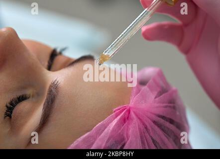 fille obtient des services de cosmétologie sur son visage Banque D'Images