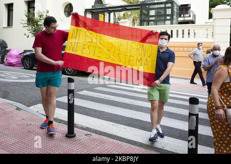 Des gens prennent part à une protestation contre la gestion par le gouvernement de la crise du coronavirus Covid-19, devant le siège du PSOE dans la rue Ferraz, sur 24 mai 2020 à Madrid, en Espagne. (Photo par Oscar Gonzalez/NurPhoto) Banque D'Images