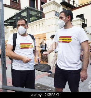 Des gens prennent part à une protestation contre la gestion par le gouvernement de la crise du coronavirus Covid-19, devant le siège du PSOE dans la rue Ferraz, sur 24 mai 2020 à Madrid, en Espagne. (Photo par Oscar Gonzalez/NurPhoto) Banque D'Images