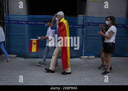 Des gens prennent part à une protestation contre la gestion par le gouvernement de la crise du coronavirus Covid-19, devant le siège du PSOE dans la rue Ferraz, sur 24 mai 2020 à Madrid, en Espagne. (Photo par Oscar Gonzalez/NurPhoto) Banque D'Images