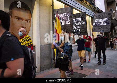 Des gens prennent part à une protestation contre la gestion par le gouvernement de la crise du coronavirus Covid-19, devant le siège du PSOE dans la rue Ferraz, sur 24 mai 2020 à Madrid, en Espagne. (Photo par Oscar Gonzalez/NurPhoto) Banque D'Images