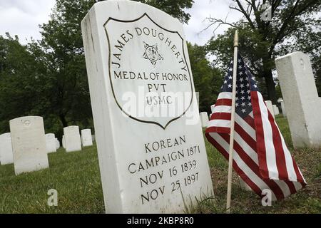 La pierre tombale du soldat américain, James Dougherty récipiendaire d'une médaille d'honneur, est vue au cimetière Cypress Hill, dans le quartier Brooklyn de New York City USA le 24 mai 2020. Memorial Day est une fête américaine qui commémore les hommes et les femmes qui sont morts pendant leur service dans l'armée américaine. (Photo de John Lamparski/NurPhoto) Banque D'Images