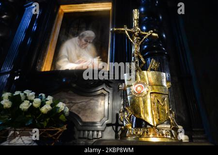 Une image du Pape Jean-Paul II vue à l'intérieur de l'église Saint François d'Assise à Cracovie. Vendredi, 22 mai 2020, à Cracovie, en Pologne. (Photo par Artur Widak/NurPhoto) Banque D'Images