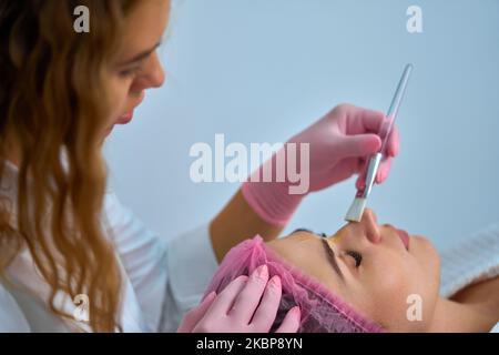 fille obtient des services de cosmétologie sur son visage Banque D'Images