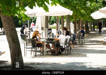 Les clients s'assoient à des tables socialement éloignés les unes des autres sur la terrasse extérieure d'un bar, fonctionnant à capacité réduite, à Madrid, Espagne, sur 25 mai 2020. Aujourd'hui est le premier jour que Madrid a passé à la ''Fase 1''. Cela signifie que dans la ville, il est permis d'ouvrir les bars, les pubs et le restaurant. Ils ne peuvent servir que dans les terrasses ou à emporter. (Photo de Jon Imanol Reino/NurPhoto) Banque D'Images