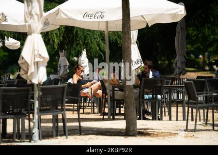 Les clients s'assoient à des tables socialement éloignés les unes des autres sur la terrasse extérieure d'un bar, fonctionnant à capacité réduite, à Madrid, Espagne, sur 25 mai 2020. Aujourd'hui est le premier jour que Madrid a passé à la ''Fase 1''. Cela signifie que dans la ville, il est permis d'ouvrir les bars, les pubs et le restaurant. Ils ne peuvent servir que dans les terrasses ou à emporter. (Photo de Jon Imanol Reino/NurPhoto) Banque D'Images