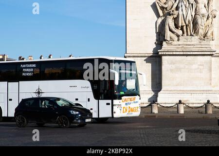 Une douzaine d'employés de compagnies de tourisme de bus protestent autour de l'Arc de Triomphe, (Arche du Triumphal) à Paris, France, sur 25 mai 2020 pour ne pas faire partie du plan touristique du gouvernement, pour aider le secteur touristique pendant la cise du coronavirus. (Photo de Jerome Gilles/NurPhoto) Banque D'Images