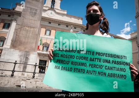 Flash-Mob des professionnels du divertissement, protestation à la place Montecitorio, Rome, Italie, sur 25 mai 2020, Contre le gouvernement de Giuseppe Conte qui n'a jamais été mentionné dans l'aide économique à cause de la pandémie de Covid. Ils demandent de l'aide pour avoir une certaine date à laquelle ils peuvent revenir pour effectuer les activités avec leurs directives respectives. Arrêtez les loyers et les services publics pendant la durée de la période d'inactivité. Exonération des impôts et des contributions de l'INPS pour l'ensemble de l'année 2020. (Photo par Andrea Ronchini/NurPhoto) Banque D'Images