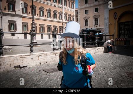 Flash-Mob des professionnels du divertissement, protestation à la place Montecitorio, Rome, Italie, sur 25 mai 2020, Contre le gouvernement de Giuseppe Conte qui n'a jamais été mentionné dans l'aide économique à cause de la pandémie de Covid. Ils demandent de l'aide pour avoir une certaine date à laquelle ils peuvent revenir pour effectuer les activités avec leurs directives respectives. Arrêtez les loyers et les services publics pendant la durée de la période d'inactivité. Exonération des impôts et des contributions de l'INPS pour l'ensemble de l'année 2020. (Photo par Andrea Ronchini/NurPhoto) Banque D'Images