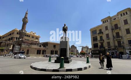 Cette photo prise sur 25 mai 2020 le deuxième jour d'Eid al-Fitr, le jour férié musulman qui commence à la fin du Saint mois de jeûne du Ramadan, montre une vue d'une place Mohamed Farid dans la ville du Caire, vide en raison de la pandémie du coronavirus COVID-19. L'Égypte avait déjà annoncé un allongement de son couvre-feu nocturne et d'autres mesures pour empêcher de grands rassemblements pendant les vacances d'Eid al-Fitr. Une des dates les plus importantes du calendrier musulman, elle est traditionnellement célébrée par des prières de mosquée, des fêtes de famille et des achats de nouveaux vêtements, cadeaux et friandises. (Photo par Mo Banque D'Images