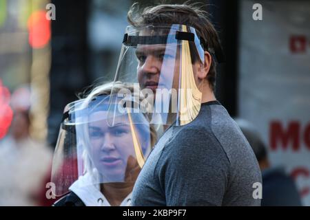 Personnes portant des masques de protection dans le centre de Saint-Pétersbourg. 13713 personnes ont été infectées par le coronavirus dans la ville. Saint-Pétersbourg, Russie. 25 mai 2020 (photo de Valya Egorshin/NurPhoto) Banque D'Images