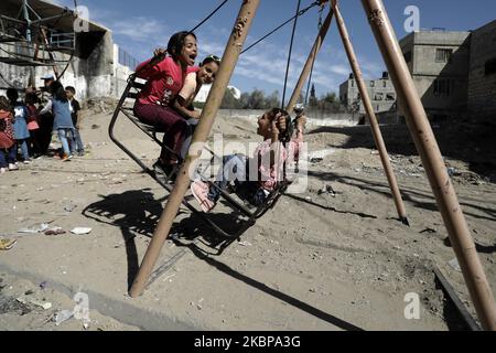 Les enfants palestiniens sont à bord d'une grande roue pendant les vacances d'Eid al-Fitr, en raison de préoccupations quant à la propagation de la maladie à coronavirus (COVID-19), dans la ville de Gaza, à 26 mai 2020. (Photo de Majdi Fathi/NurPhoto) Banque D'Images