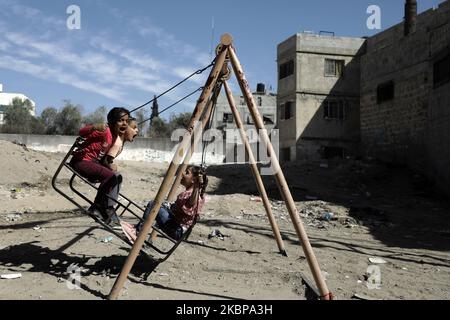 Les enfants palestiniens sont à bord d'une grande roue pendant les vacances d'Eid al-Fitr, en raison de préoccupations quant à la propagation de la maladie à coronavirus (COVID-19), dans la ville de Gaza, à 26 mai 2020. (Photo de Majdi Fathi/NurPhoto) Banque D'Images
