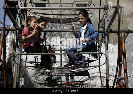 Les enfants palestiniens sont à bord d'une grande roue pendant les vacances d'Eid al-Fitr, en raison de préoccupations quant à la propagation de la maladie à coronavirus (COVID-19), dans la ville de Gaza, à 26 mai 2020. (Photo de Majdi Fathi/NurPhoto) Banque D'Images