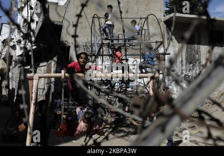 Les enfants palestiniens sont à bord d'une grande roue pendant les vacances d'Eid al-Fitr, en raison de préoccupations quant à la propagation de la maladie à coronavirus (COVID-19), dans la ville de Gaza, à 26 mai 2020. (Photo de Majdi Fathi/NurPhoto) Banque D'Images