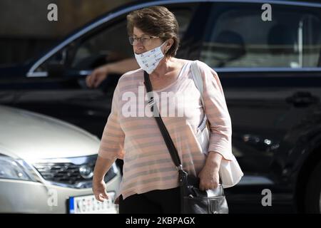 Une femme marche à travers la ville avec masque pendant la normalisation de la vie après le verrouillage du coronavirus (COVID-19) à Belgrade, Serbie sur 26 mai 2020. Suite à la baisse du nombre de patients atteints du coronavirus, le gouvernement de cette semaine a aboli l'état d'urgence. (Photo par Nikola Krstic/NurPhoto) Banque D'Images