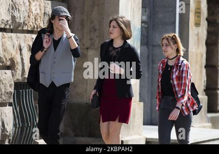 Un gars et deux filles marchent à travers la ville pendant la normalisation de la vie après l'éclusage du coronavirus (COVID-19) à Belgrade, Serbie sur 26 mai 2020. Suite à la baisse du nombre de patients atteints du coronavirus, le gouvernement de cette semaine a aboli l'état d'urgence. (Photo par Nikola Krstic/NurPhoto) Banque D'Images