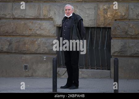 Un vieil homme marche à travers la ville avec masque pendant la normalisation de la vie après le verrouillage du coronavirus (COVID-19) à Belgrade, Serbie sur 26 mai 2020. Suite à la baisse du nombre de patients atteints du coronavirus, le gouvernement de cette semaine a aboli l'état d'urgence. (Photo par Nikola Krstic/NurPhoto) Banque D'Images