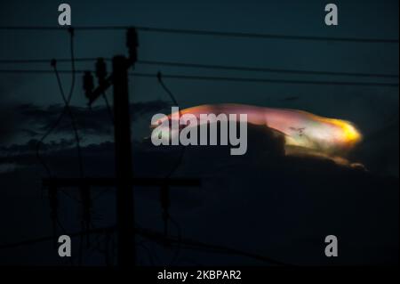 Un phénomène optique coloré, appelé « Iridescence des nuages », est vu dans le ciel, au coucher du soleil à Medan, sur 25 mai 2020, dans le nord de Sumatra, en Indonésie. (Photo de Muhammad Fauzy/NurPhoto) Banque D'Images