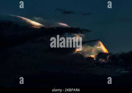 Un phénomène optique coloré, appelé « Iridescence des nuages », est vu dans le ciel, au coucher du soleil à Medan, sur 25 mai 2020, dans le nord de Sumatra, en Indonésie. (Photo de Muhammad Fauzy/NurPhoto) Banque D'Images