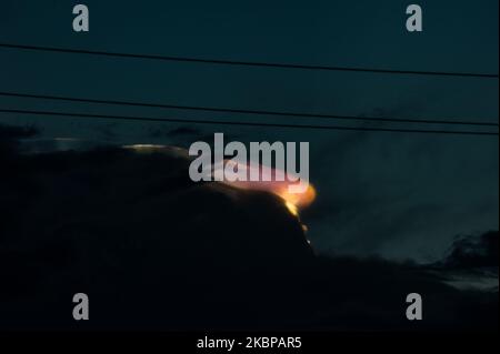 Un phénomène optique coloré, appelé « Iridescence des nuages », est vu dans le ciel, au coucher du soleil à Medan, sur 25 mai 2020, dans le nord de Sumatra, en Indonésie. (Photo de Muhammad Fauzy/NurPhoto) Banque D'Images