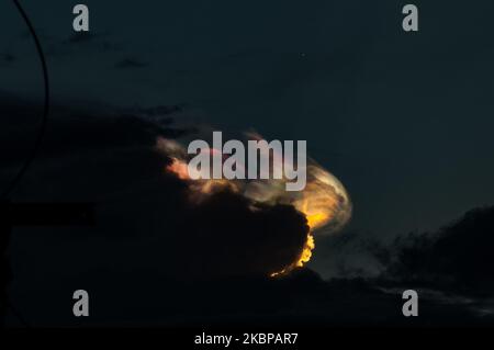 Un phénomène optique coloré, appelé « Iridescence des nuages », est vu dans le ciel, au coucher du soleil à Medan, sur 25 mai 2020, dans le nord de Sumatra, en Indonésie. (Photo de Muhammad Fauzy/NurPhoto) Banque D'Images