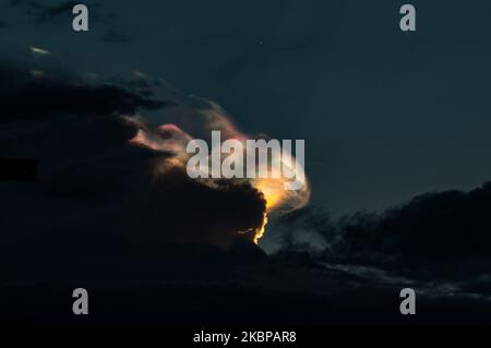 Un phénomène optique coloré, appelé « Iridescence des nuages », est vu dans le ciel, au coucher du soleil à Medan, sur 25 mai 2020, dans le nord de Sumatra, en Indonésie. (Photo de Muhammad Fauzy/NurPhoto) Banque D'Images