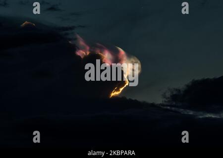 Un phénomène optique coloré, appelé « Iridescence des nuages », est vu dans le ciel, au coucher du soleil à Medan, sur 25 mai 2020, dans le nord de Sumatra, en Indonésie. (Photo de Muhammad Fauzy/NurPhoto) Banque D'Images