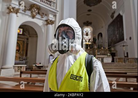 Potrait des désinfecteurs du Régiment alpestre 9th, à l'Aquila, Italie, on 20 mai 2020, Pendant la désinfection dans une église. Les désinfecteurs du régiment alpin de 9th désinfectent la cathédrale Saint-Bernardino de Sienne. Le régiment alpin de 9th intervient dans l'assainissement de l'un des lieux de culte de la ville de l'Aquila. (Photo par Andrea Mancini/NurPhoto) Banque D'Images