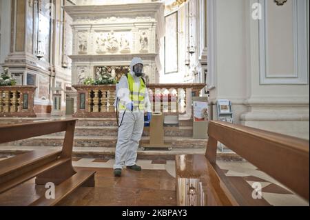 Potrait des désinfecteurs du Régiment alpestre 9th, à l'Aquila, Italie, on 20 mai 2020, Pendant la désinfection dans une église. Les désinfecteurs du régiment alpin de 9th désinfectent la cathédrale Saint-Bernardino de Sienne. Le régiment alpin de 9th intervient dans l'assainissement de l'un des lieux de culte de la ville de l'Aquila. (Photo par Andrea Mancini/NurPhoto) Banque D'Images