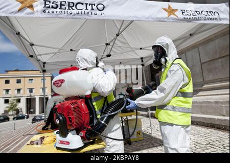 Potrait des désinfecteurs du Régiment alpestre 9th, à l'Aquila, Italie, on 20 mai 2020, Pendant la désinfection dans une église. Les désinfecteurs du régiment alpin de 9th désinfectent la cathédrale Saint-Bernardino de Sienne. Le régiment alpin de 9th intervient dans l'assainissement de l'un des lieux de culte de la ville de l'Aquila. (Photo par Andrea Mancini/NurPhoto) Banque D'Images
