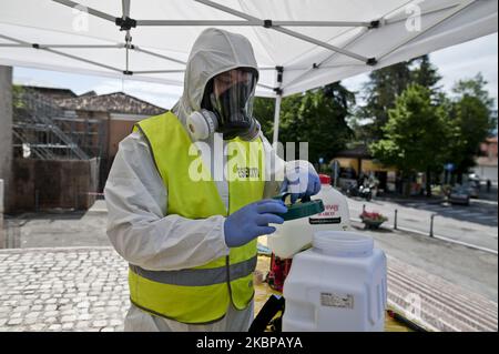 Potrait des désinfecteurs du Régiment alpestre 9th, à l'Aquila, Italie, on 20 mai 2020, Pendant la désinfection dans une église. Les désinfecteurs du régiment alpin de 9th désinfectent la cathédrale Saint-Bernardino de Sienne. Le régiment alpin de 9th intervient dans l'assainissement de l'un des lieux de culte de la ville de l'Aquila. (Photo par Andrea Mancini/NurPhoto) Banque D'Images