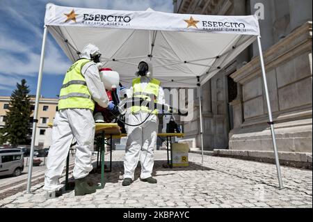 Potrait des désinfecteurs du Régiment alpestre 9th, à l'Aquila, Italie, on 20 mai 2020, Pendant la désinfection dans une église. Les désinfecteurs du régiment alpin de 9th désinfectent la cathédrale Saint-Bernardino de Sienne. Le régiment alpin de 9th intervient dans l'assainissement de l'un des lieux de culte de la ville de l'Aquila. (Photo par Andrea Mancini/NurPhoto) Banque D'Images