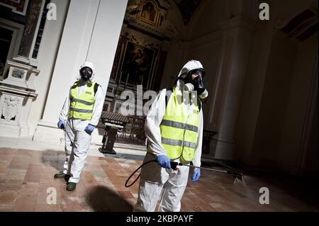 Potrait des désinfecteurs du Régiment alpestre 9th, à l'Aquila, Italie, on 20 mai 2027, Pendant la désinfection dans une église. Les désinfecteurs du régiment alpin de 9th désinfectent la cathédrale Saint-Bernardino de Sienne. Le régiment alpin de 9th intervient dans l'assainissement de l'un des lieux de culte de la ville de l'Aquila. (Photo par Andrea Mancini/NurPhoto) Banque D'Images