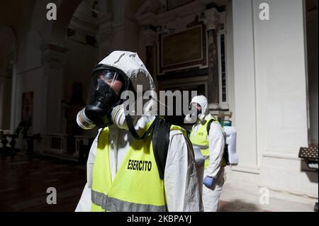 Potrait des désinfecteurs du Régiment alpestre 9th, à l'Aquila, Italie, on 20 mai 2027, Pendant la désinfection dans une église. Les désinfecteurs du régiment alpin de 9th désinfectent la cathédrale Saint-Bernardino de Sienne. Le régiment alpin de 9th intervient dans l'assainissement de l'un des lieux de culte de la ville de l'Aquila. (Photo par Andrea Mancini/NurPhoto) Banque D'Images