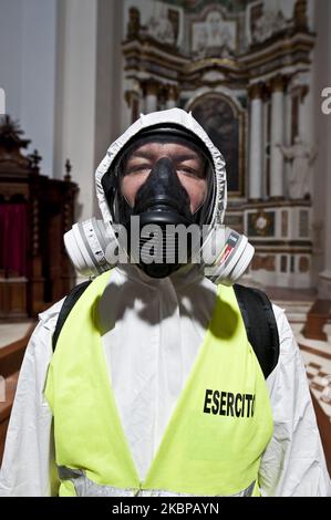 Potrait des désinfecteurs du Régiment alpestre 9th, à l'Aquila, Italie, on 20 mai 2020, Pendant la désinfection dans une église. Les désinfecteurs du régiment alpin de 9th désinfectent la cathédrale Saint-Bernardino de Sienne. Le régiment alpin de 9th intervient dans l'assainissement de l'un des lieux de culte de la ville de l'Aquila. (Photo par Andrea Mancini/NurPhoto) Banque D'Images