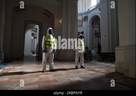 Potrait des désinfecteurs du Régiment alpestre 9th, à l'Aquila, Italie, on 20 mai 2027, Pendant la désinfection dans une église. Les désinfecteurs du régiment alpin de 9th désinfectent la cathédrale Saint-Bernardino de Sienne. Le régiment alpin de 9th intervient dans l'assainissement de l'un des lieux de culte de la ville de l'Aquila. (Photo par Andrea Mancini/NurPhoto) Banque D'Images
